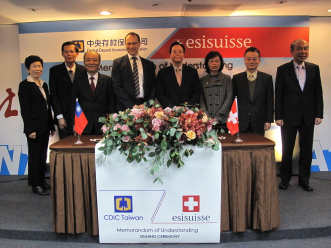 Group photo of esisuisse Chief Executive Officer Mr. Patrick Loeb (4th from the left) together with Director General of Banking Bureau of Financial Supervisory Commission Ms. Li-Chuan Wang (3th from the right), Deputy Director General of Department of Financial Inspection of Central Bank Mr. Dou-Ming Su (2nd from the right), CDIC Chairman Dr. Paul C.D. Lei (4th from the right), President Mr. Michael M. K. Lin (3th from the left), Executive Vice Presidents Mr. Robert Chen (1st from the right), Mr. William Su (2nd from the left) and Ms. Anita Chou (1st from the left).  