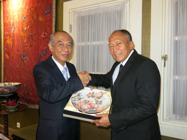 本公司副總經理陳聯一（左）與印尼存款保險公司卸任董事長Mr. C. Heru Budiargo （右）合影。 