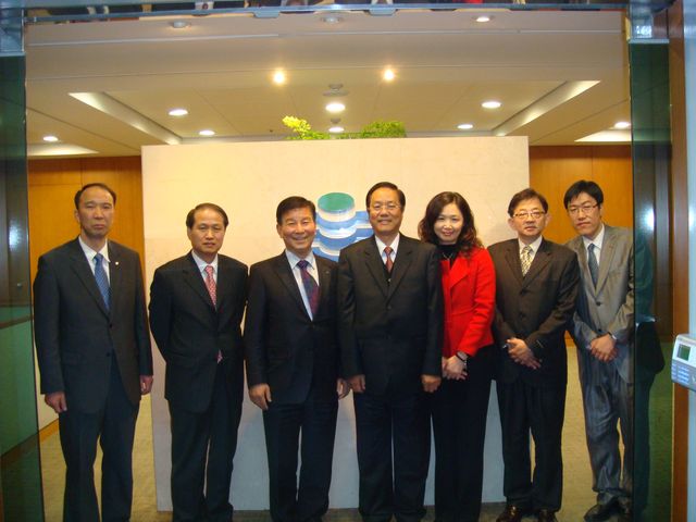 Group photo of CDIC President Howard N.H. Wang （4th from the left）, KDIC Chairman & President Dae-Dong Park（3rd from the left）, and other representatives of the two organizations.
