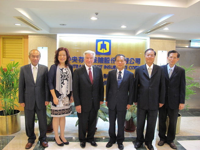 馬來西亞存款保險公司執行長Mr. Jean Pierre Sabourin （左三）及處長Ms. Yee-Ming Lee （左二）至本公司參訪，與本公司董事長孫全玉（右三）、總經理王南華（右二）、副總經理陳聯一（左一）及副總經理蘇財源（右一）合影。