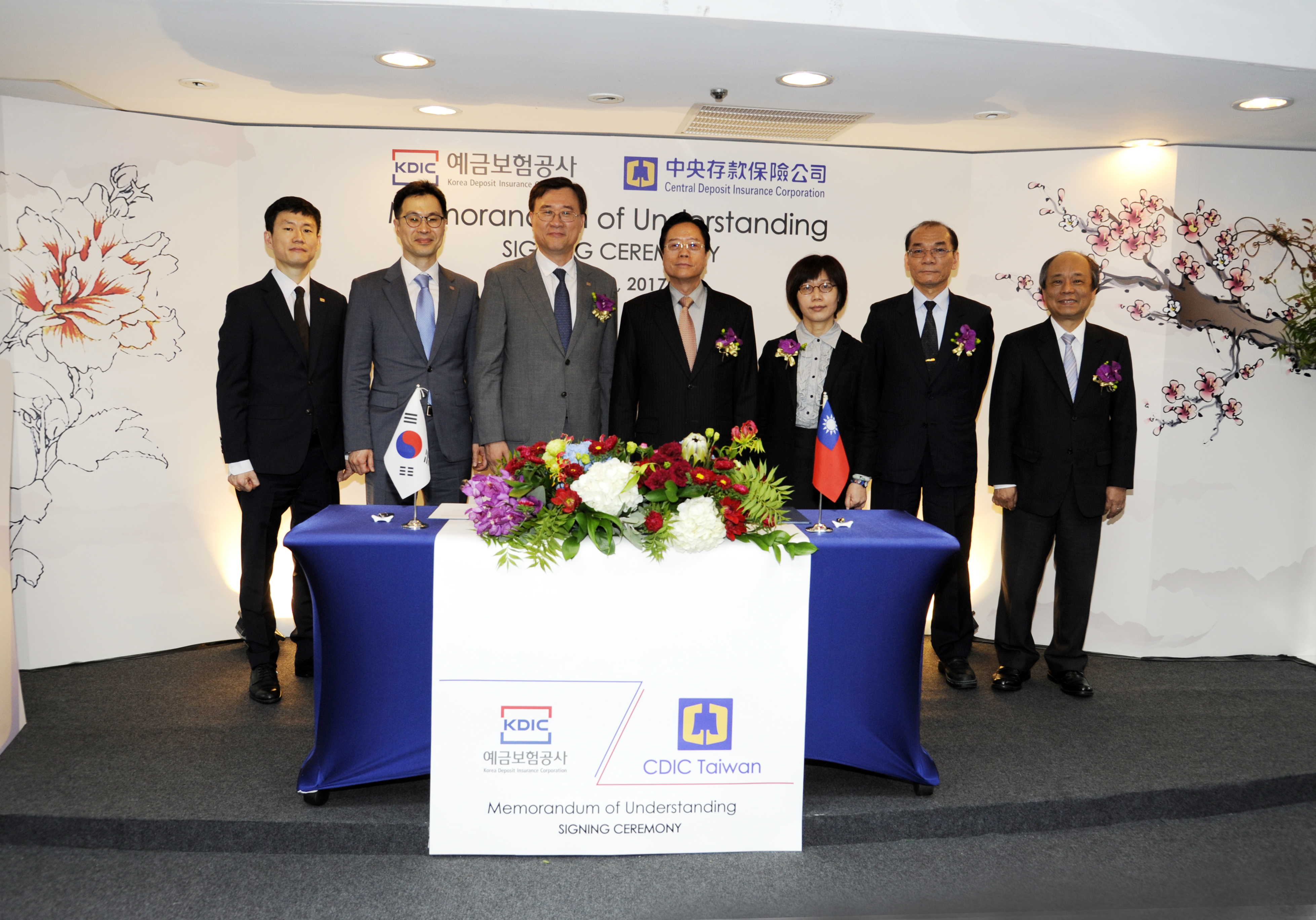 Group photo of Chief Secretary of Banking Bureau of FSC Ms. Yen-Yi Chen (3rd from the right), Auditor of Department of Financial Inspection of the Central Bank Mr. Teng-Chang Wu (2nd from the right), CDIC Chairman Dr. Paul C.D. Lei (4th from the right), CDIC President Mr. Michael M. K. Lin (1st from the right) and KDIC Chairman & President Dr. Bumgook Gwak (3rd from the left) together with other KDIC delegates, Mr. Sungwook Youn (2nd from the left); Mr. Hyunseok Kim (1st from the left).