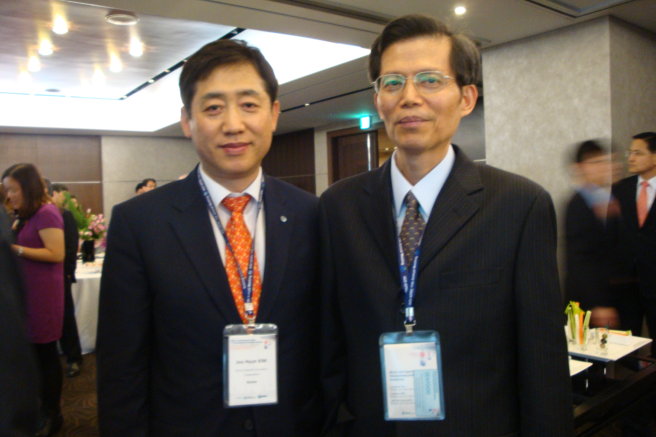 本公司副總經理蘇財源（右）於102年5月中旬率員參加IADI第11屆亞太區域委員會年會暨國際研討會，與本次會議主辦單位韓國存款保險公司董事長暨總經理Mr. Joo Hyun Kim合影。 