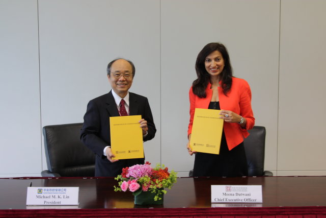 中央存款保險公司總經理林銘寬（左）與香港存款保障委員會執行長Ms. Meena Datwani（右）於民國103年8月19日代表雙方機構假香港簽署合作備忘錄。