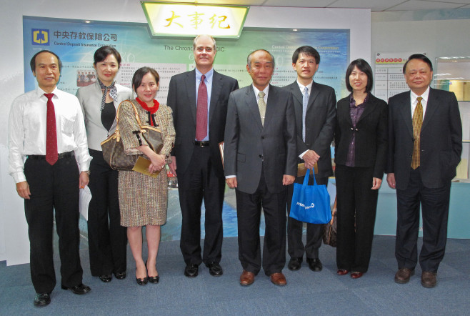 Group photo of CDIC Executive Vice President Robert L.I. Chen （4th from the right）, J.P. Morgan’s Executive Director Bill Agee （4th from the left）, Executive Director Jean Young （2nd from the right）, Executive Director Miranda Liaw （3rd from the left） and Vice President Stephen Liao （3rd from the right）, as well as other CDIC representatives. 