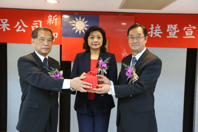 The photo of handover ceremony of CDIC’s incoming and outgoing Chairmen： FSC Vice Chairperson Jennifer Wang （middle）， CDIC former Chairman David Sun （left） and the new Chairman Hsien-Nung Kuei （right）．