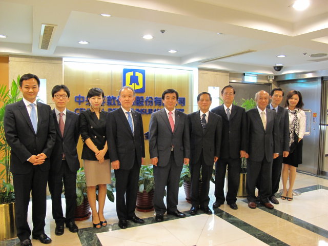 KAMCO董事長Mr. Young Chul Chang （左五）、財務暨投資部處長Mr. Jong Jin Lee（左四）、資深經理Mr. Sun Joon Choe（左一）、秘書處副理Mr. Dong Hoon Shin（左二）及隨行翻譯Ms. Yung Jung Son（左三）於101年10月9日至本公司訪問，與本公司董事長孫全玉（右五）、總經理王南華（右四）、副總經理陳聯一（右三）、副總經理蘇財源（右二）及國關室主任范以端（右一）合影。
