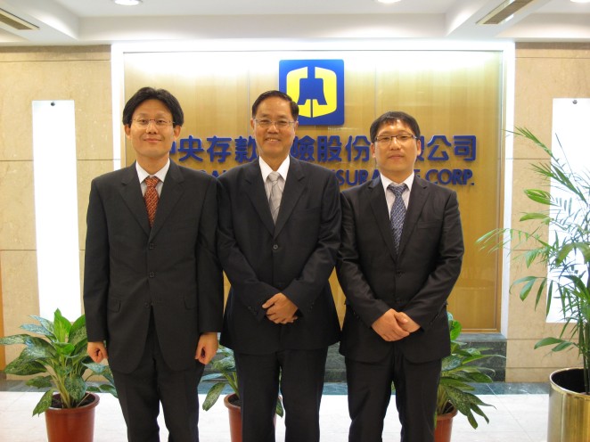 Photo of CDIC President Howard Wang （center）, KDIC Senior Manager of Risk Management Department Keesun Park （right） and Manager of Information Technology Office Changhun Lee （left）