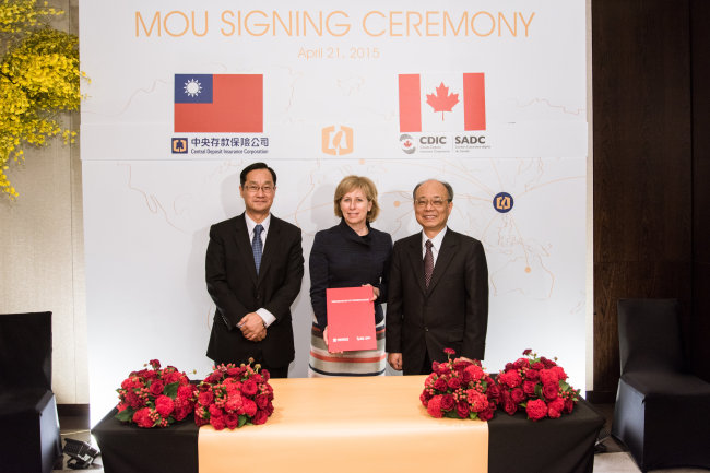 Photo of CDIC Taiwan Chairman Mr. Hsien-Nung Kuei （left）, President Mr. Michael M. K. Lin （right） and CDIC Canada President & CEO Mrs. Michèle Bourque （middle）.