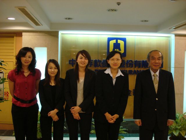 Group photo of CDIC Executive Vice President Robert L.I. Chen （1st from the right）, International Relations and Research Office Director Yvonne Fan （1st from the left） as well as Moody’s investors service Vice President/Senior Analyst Christine Kuo （2nd from the right）, Vice President/Senior Analyst Sally Yim （3rd from the right） and Associate Analyst Ginger Kao （2nd from the left）.