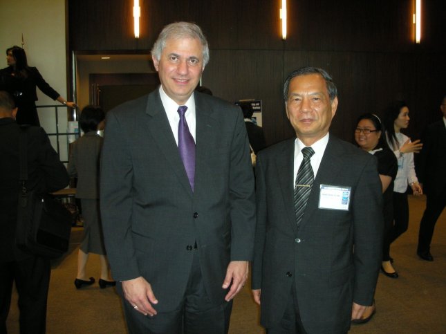 CDIC Chairman David Sun （right） attended the 36th Executive Council meetings of International Association of Deposit Insurers （IADI） in late June 2012 and had a photo with the IADI Chairman Martin Gruenberg （left）. 