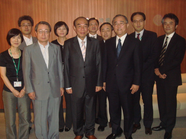 本公司副總經理陳聯一（前排中）與日本存保公司副理事長Mr. Hiroyuki Obata （前排右）及顧問Mr. Mutsuo Hatano（前排左）合影。