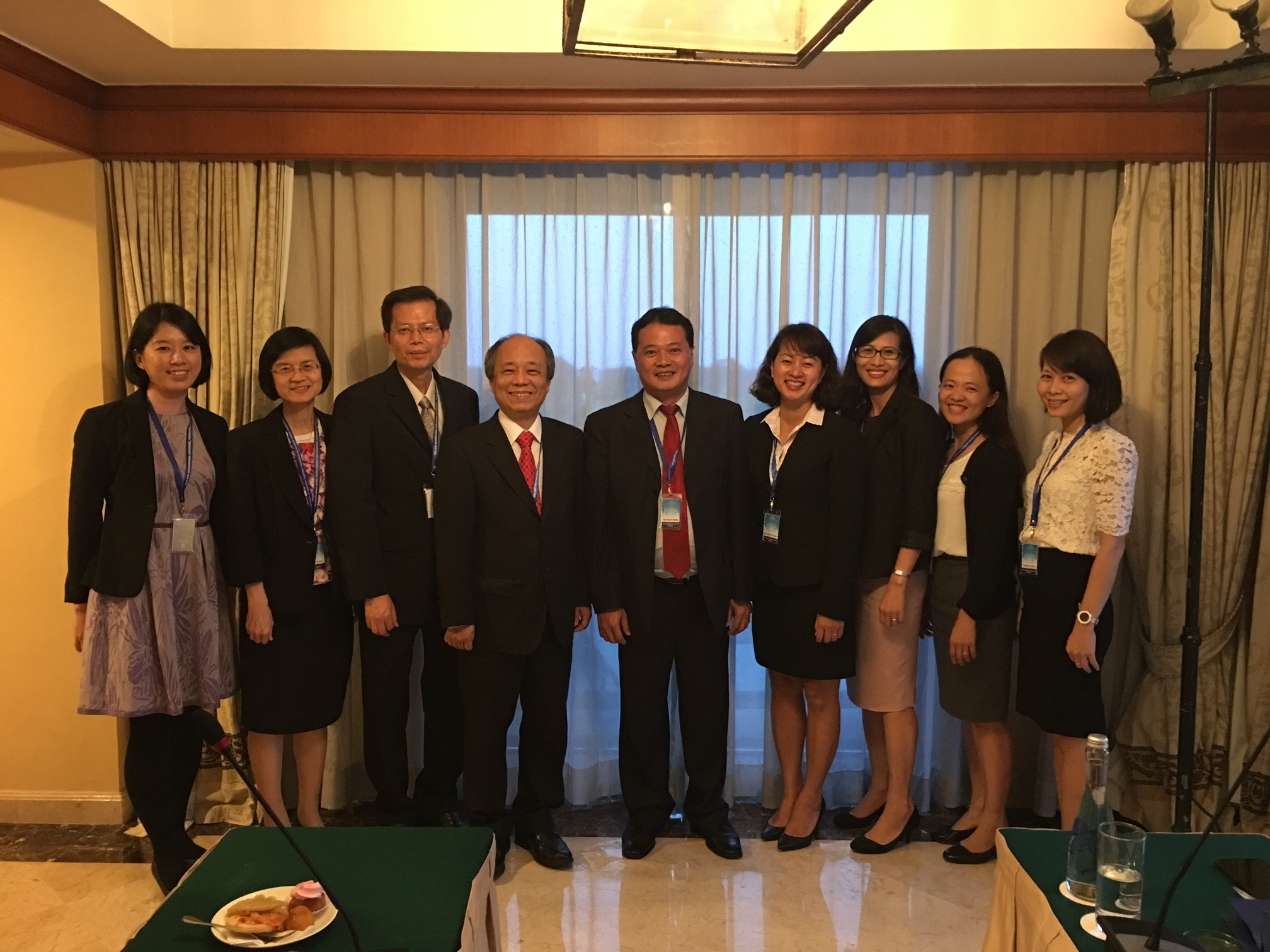本公司總經理林銘寬(左4)、副總經理蘇財源(左3)與越南存保機構董事長Mr. Quang Huy Nguyen(右5)進行雙邊會議,會後合影。