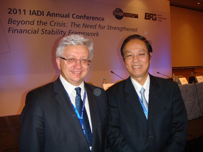 A photo of Mr. Howard Wang, President of CDIC （right） and Mr. Jerzy Pruski, President of the Bank Fund Guarantee, the conference host organization. 