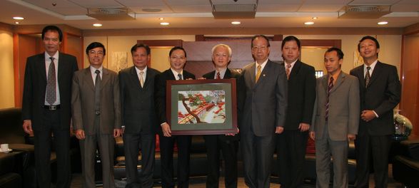 Group photo of CDIC Chairman Mr. Ray-B. Dawn （center）, President Mr.Johnson Chen （4th from the right）, DIV General Director Dr. Bui Khac Son （4thfrom the left）, Chief Auditor of the State Audit of Vietnam Mr. Ho Sy Hong （3rd from the left）, Deputy Director of the office of the central party of Vietnam Mr. Vietnam and other representatives from DIV.