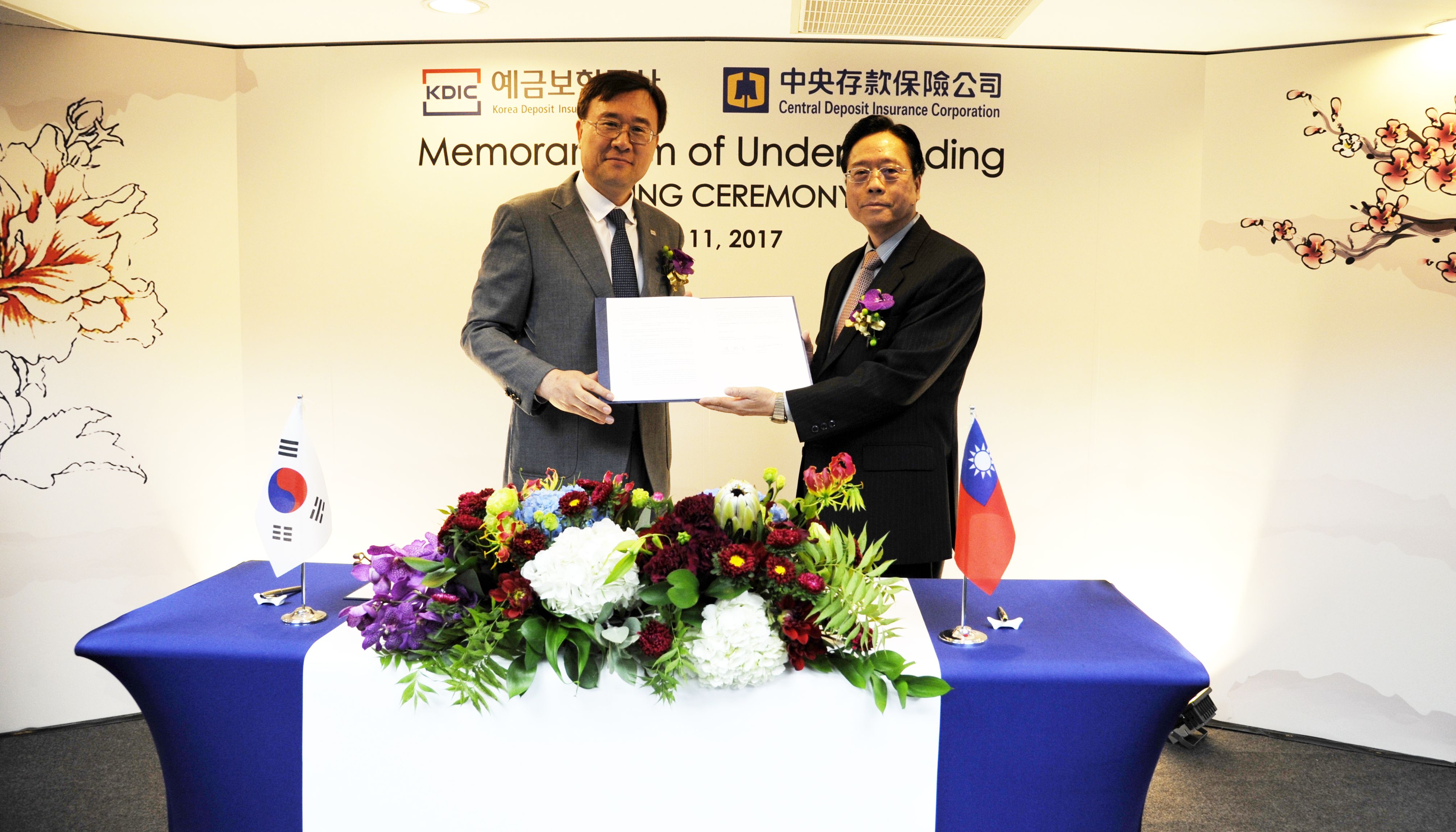 Photo of CDIC Chairman Dr. Paul C.D. Lei (right) and KDIC Chairman & President Dr. Bumgook Gwak (left) in the MOU signing ceremony on April 11, 2017.