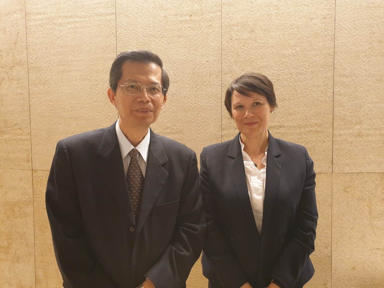 Photo of CDIC President Mr. William Su （left） and Senior Advisor of the FSI, Bank for International Settlements （host organization）, Ms. Ruth Walters （right）