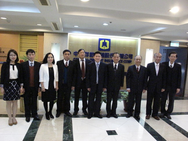Group photo of Deposit Insurance of Vietnam Deputy General Directors Mr. Nguyen Manh Dung （6th from the left） and Mr. Nguyen Nhu Minh （5th from the left）, Director of Internal Control and Audit Department Ms. Nguyen Thi Lam （3rd from the left）, Controller Mr. Do Quoc Tinh （2nd from the left）, Deputy Director of DIV Hanoi Branch Mr. Bui Duc Hanh （4th from the left） and Officer of Project Implementation Unit Ms. Nguyen Thi Thu Trang （1st from the left）, as well as CDIC Chairman David Sun （4th from the right）, President Michael Lin （3rd from the right）, Executive Vice Presidents Robert Chen （2nd from the right） and William Su （1st from the right）.
