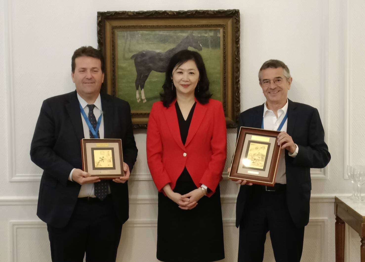 Photo of CDIC EVP Yvonne Fan with Hugo Luis Secondini, Chairman of Seguro de Depositos Sociedad Anonima  and Chief Executive Officer of the SEDESA, Alejandro Lopez