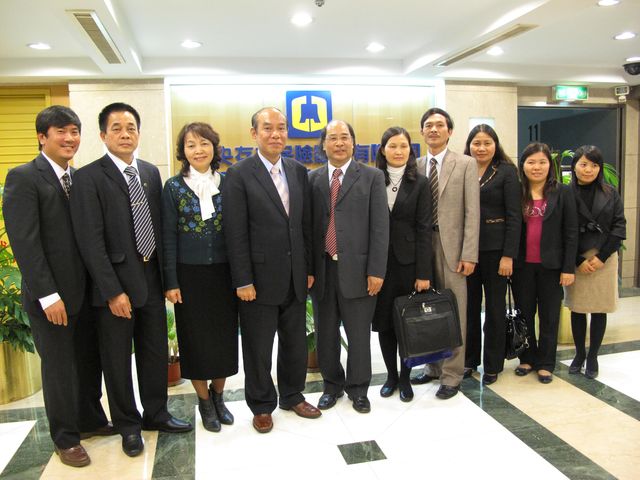 Group photo of the delegation of the Banking Supervisory Authority led by Mr. Hoang Dinh Thang, Deputy General Inspectorate of the BSA （5th from the left）, and CDIC Executive Vice President Robert L.I. Chen （4th from the left）.