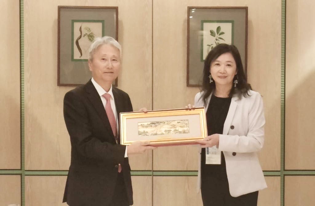 Photo of CDIC Executive Vice President Yvonne Fan and IADI APRC Chairperson MITSUI Hidenori