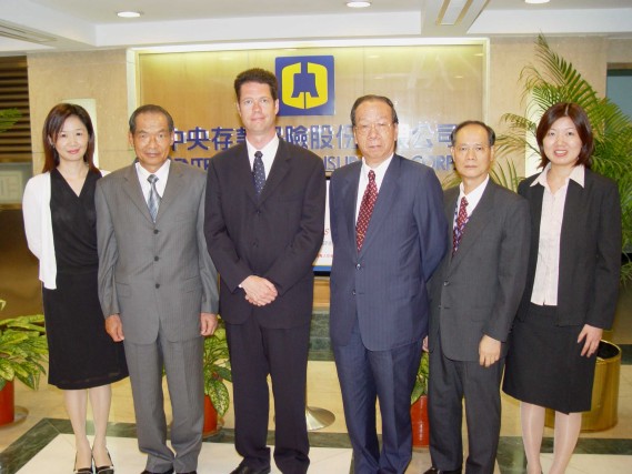 加拿大存保公司政策與國際處處長Mr. David K. Walker於七月十四日至本公司訪問，雙方就兩國存保及金融監理制度進行意見交流