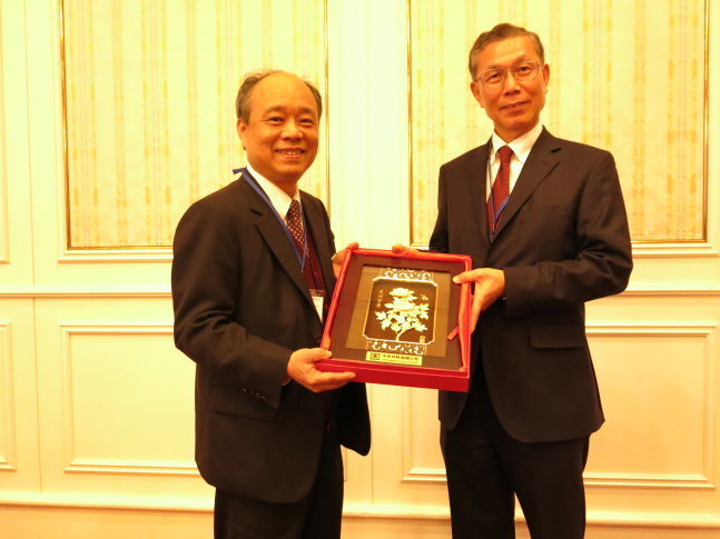 本公司總經理林銘寬（左）於103年4月下旬率員參加IADI第12屆亞太區域委員會年會暨國際研討會，與本次會議主辦單位日本存款保險公司總裁Mr. Masanori Tanabe合影。
