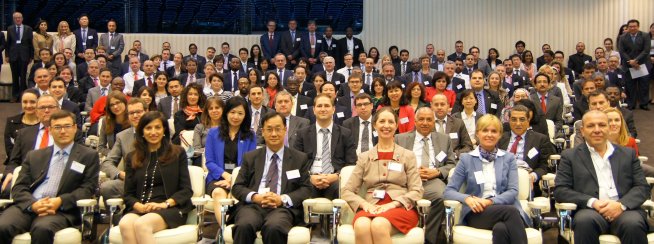 本公司董事長桂先農（第一排左3）於104年9月上旬率員參加金融穩定學院（FSI）及國際存款保險機構協會（IADI） 合辦之國際研討會。
