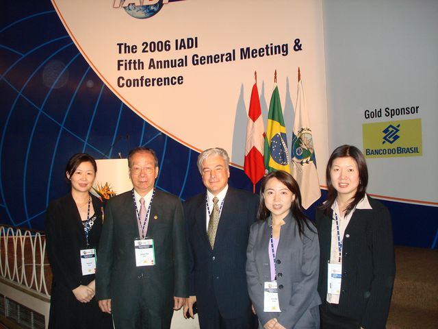 CDIC President Johnson Chen（2nd from the left） led a delegation to attend the IADI 5th Annual General Meeting & Conference on 13-18 November, 2006 in Rio de Janeiro, Brazil. During the conference, the CDIC delegation took a picture with Mr. J.P. Sabourin （middle）, Chair of the Executive Council of IADI.