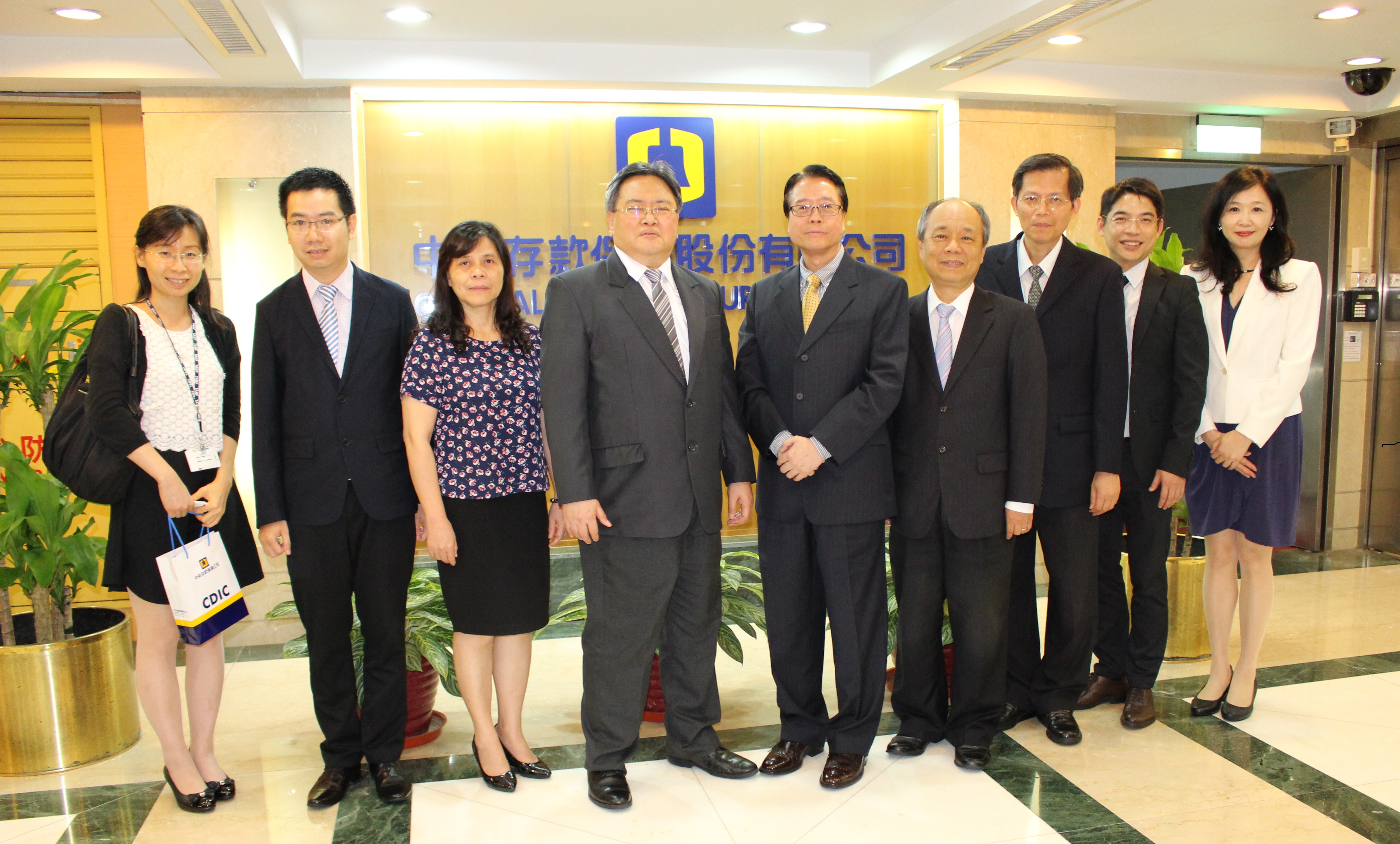 Group photo of Mr．Restituto C．Cruz from the Bangko Sentral ng Pilipinas （4th from the left）， Mrs．Ho Thi Ha （3rd from the left） and Mr．Nguyen Hoai Nam （2nd from the left） from the State Bank of Vietnam， Ms．Ti-Chen Chen from the TABF， together with the CDIC Chairman Dr．Paul C．D．Lei （5th from the right）， President Michael Lin （4rd from the right）， Executive Vice President William Su （3nd from the right） and International Relations and Research Office Director Yvonne Fan （1st from the right）．
