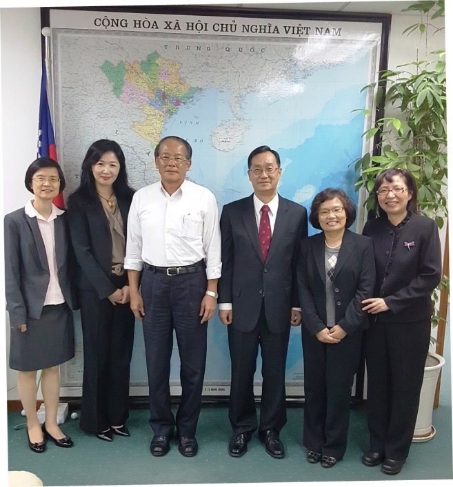 保公司董事長桂先農（右三）及同仁與駐越南台北經濟文化辦事處代表黃志鵬（左三）合影。 