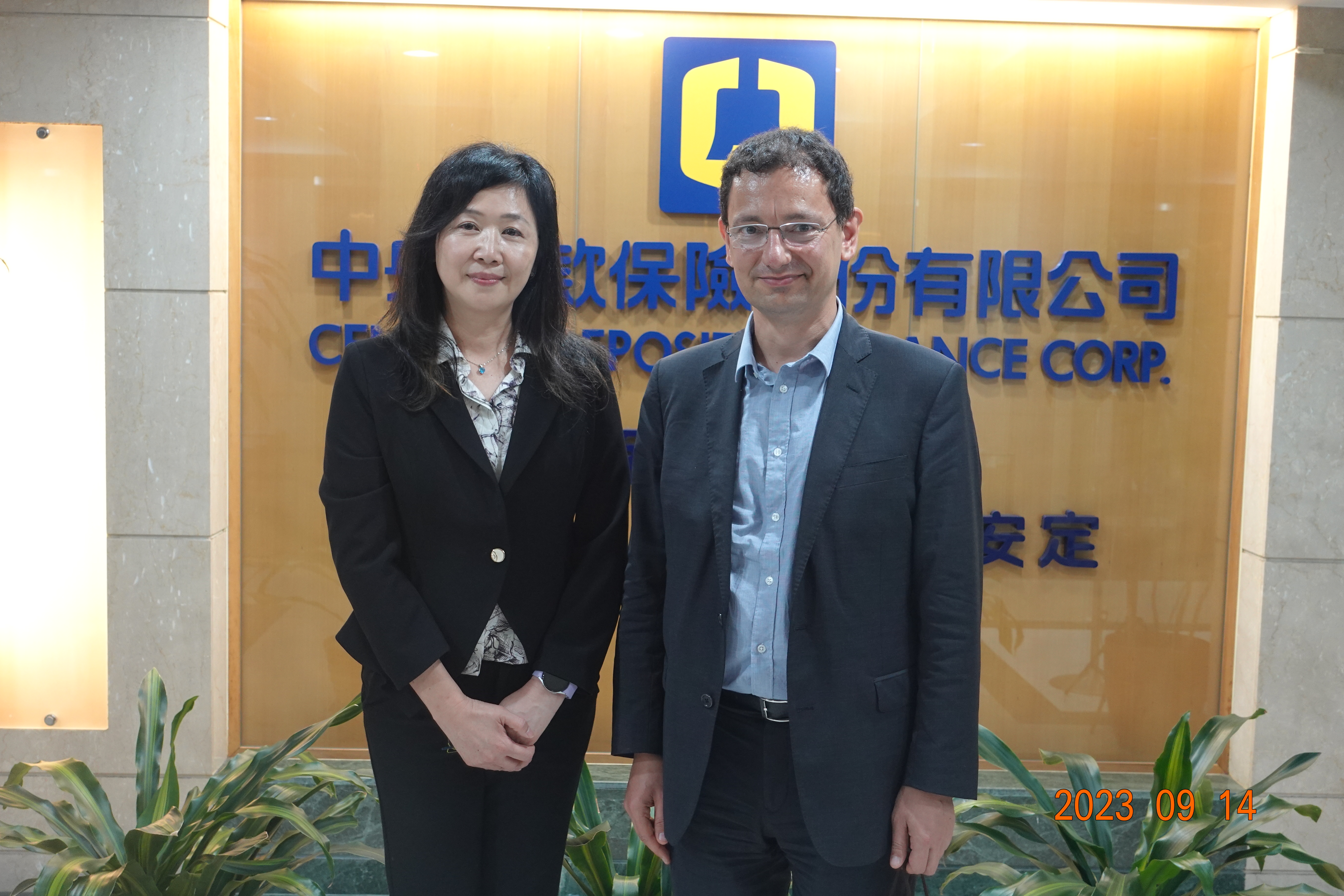 Photo of CDIC Executive Vice President Yvonne Fan and senior fellow of the Peterson Institute for International Economics Nicolas Veron
