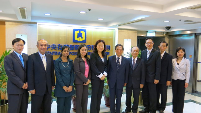 Group photo of MDIC Policy and International Division General Manager Ms. Yee Ming Lee（5th from the left）, Deputy General Manager Ms. Afiza Abdullah（4th from the left）, Senior Manager Ms. Ratha Rengganathan（3rd from the left）, Intervention and Failure Resolution Division Deputy General Manager Mr. Melvin Lim Chee Weng（3rd from the right）, CDIC Chairman David Sun （5th from the right）, President Michael Lin （4th from the right）, Executive Vice Presidents Robert Chen （2rd from the left） and William Su （2rd from the right） and staff of International Relations and Research Office. 