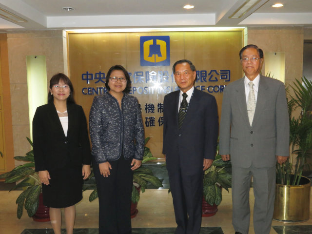 Group photo of DPA （Thailand） Executive Vice President Kamolwan Silapiruti （2nd from the left）, Vice President Voraluck Chokchaitam （1st from the left）, CDIC （Taiwan） Chairman David Sun （2nd from the right）, and President Howard Wang （1st from the right）.
