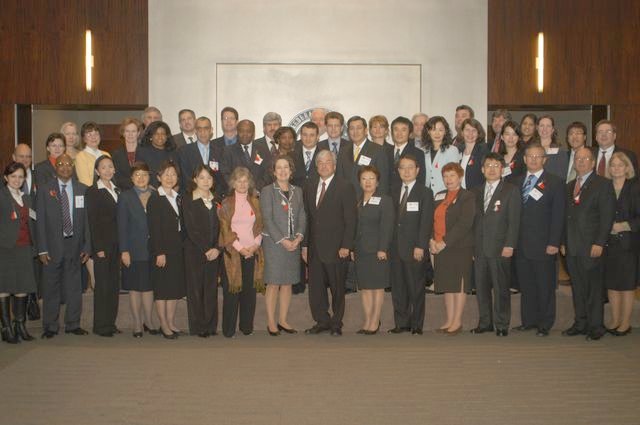 本公司國際關係暨研究室副主任范以端（2排右6）率副科長朱麗如（1排左6）及專案契約人員周孟萱（2排右4）於96年2月底至3月初赴美國華盛頓特區參加國際存款保險機構協會（IADI）執行理事會等相關會議，與美國聯邦存保款保險公司（FDIC）主席Ms. Sheila Bair（1排左8）、IADI主席Mr. JP Sabourin（1排右8）暨全體與會者合影