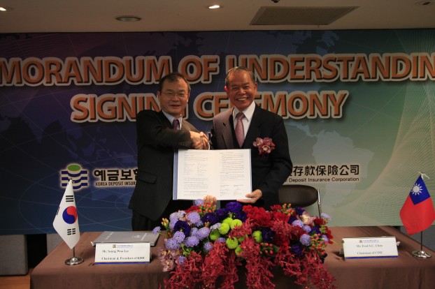 韓國存款保險公司董事長暨執行長李昇雨（左）及中央存款保險公司董事長陳上程（右），代表雙方機構簽署合作備忘錄。 