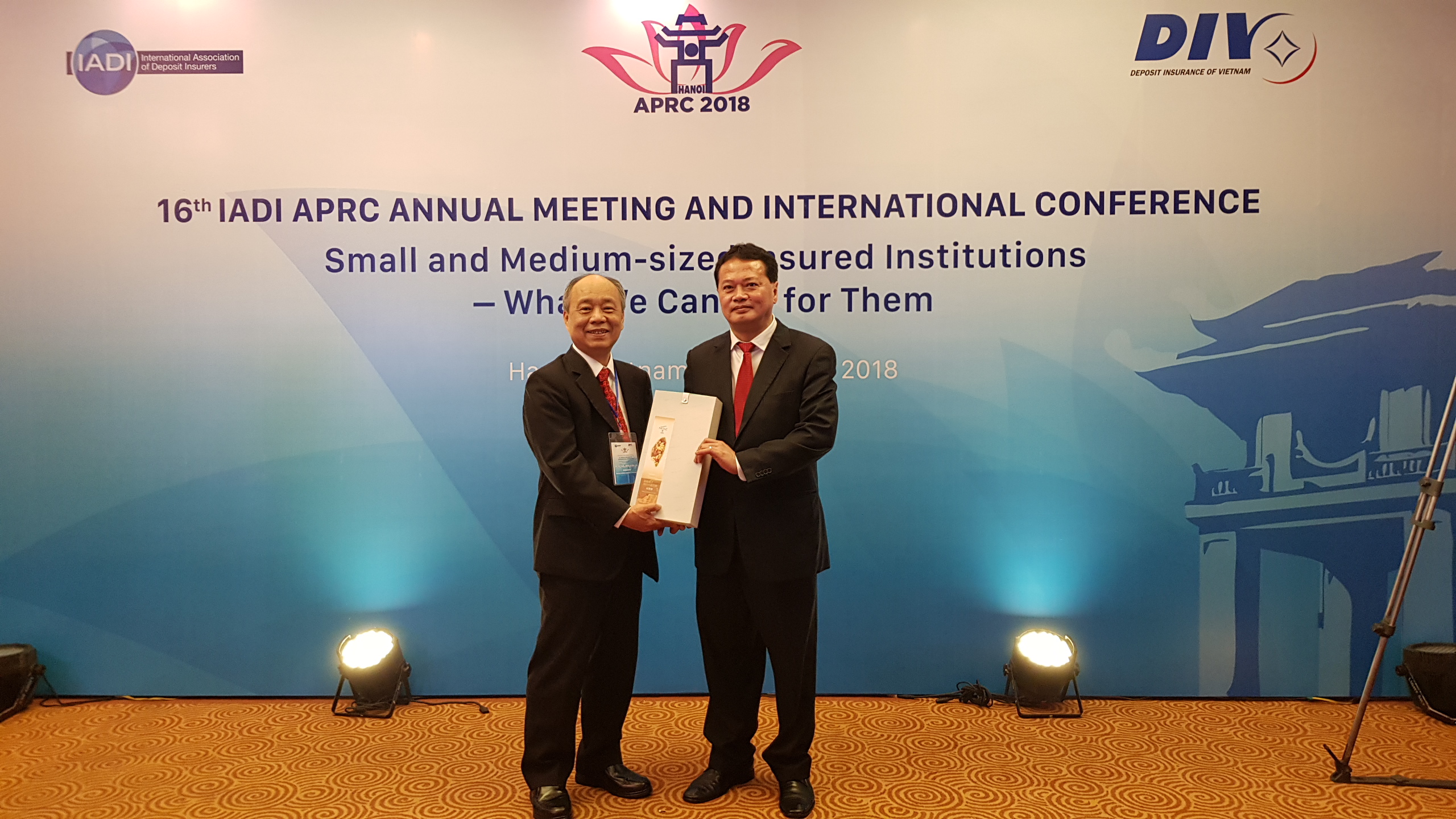 本公司總經理林銘寬(左)與APRC國際研討會主辦單位越南存保公司董事長Mr. Quang Huy Nguyen(右)合影