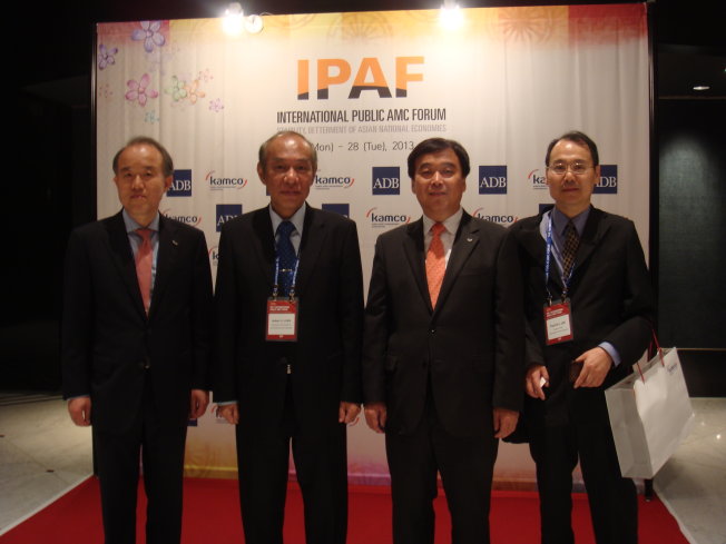 Photo of CDIC EVP Robert Chen （2nd from the left） and Mr. Young Chul Chang, Chairman and President of KAMCO （2nd from the right）.
