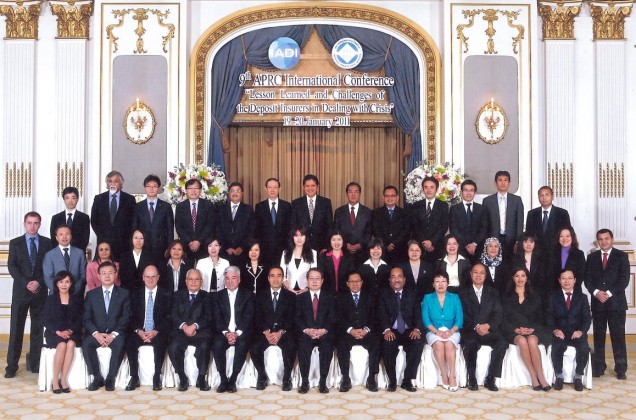 A Group Photo of Participants of the 9th APRC Annual Meeting and International Conference of IADI: CDIC President Mr. Howard N. H. Wang （3rd from the right of the first row）, President of the hosting organization, Deposit Protection Agency of Thailand Mr. Singha Nikornpun （6th from the left of the first row）, IADI Secretary General Mr. Carlos Isoard （3rd from the left of the first row）, and IADI APRC Chair and Deputy Governor of Deposit Insurance Corporation of Japan Mr. Mutsuo Hatano （7th from the right of the first row）