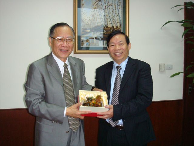 Photo of CDIC Executive Vice President Mr. Lawrence L.C. Pan （left） and DIV Chairman Mr. Mai Minh De （right） in Hanoi, Vietnam in December 2010.