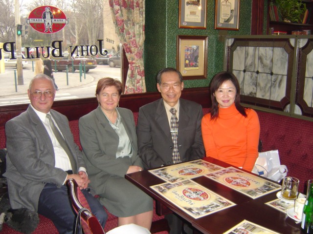 匈牙利儲蓄信用合作社保障機構（National Fund for the Institutional Protection of Savings Co-operatives, OTIVA）總經理Mrs. Sára Tóth（圖左二），中央存保董事長蔡進財（圖右二）及襄理范以端（圖右一）合影留念