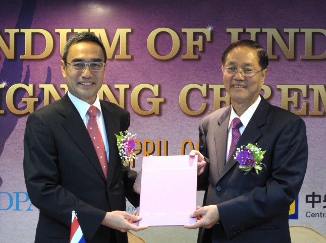 中央存款保險公司總經理王南華（右）及泰國存款保險機構總經理Mr. Singha Nikornpun （左），代表雙方機構簽署合作備忘錄。