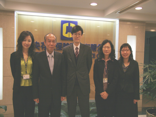 日商瑞穗銀行研究中心學者Mr. Takashi Enbutsu（左三）於97年11月27日至本公司參訪研習，由本公司副總經理陳聯一接見。