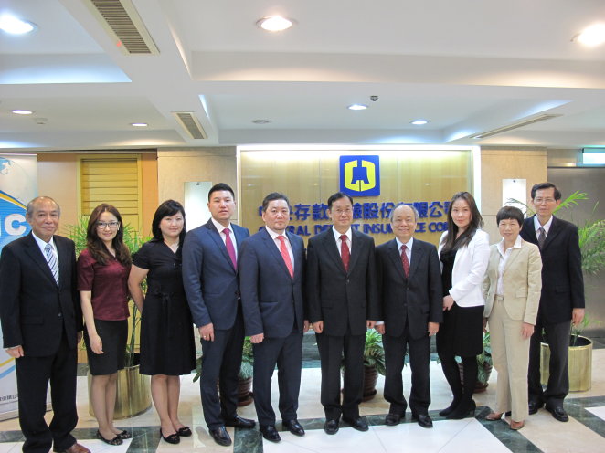 〔圖片〕 Group photo of the Deposit Insurance Corporation of Mongolia （DICoM） Chief Executive Officer Mr. Lkhagvasuren Byadran （5th from the left） and four analysts Ms. Oyungerel Damdin （3rd from the left）, Mr. Unurbold Sharavdorj （4th from the left）, Ms. Gerelchimeg Battulga （3rd from the right） and Ms. Zandanbal Bolorsaikhan （2nd from the left） as well as CDIC Chairman Mr. Hsien-Nung Kuei （5th from the right）, President Mr. Michael Lin （4th from the right）, Executive Vice Presidents Mr. Robert Chen （1st from the left）, Mr. William Su （1st from the right） and Ms. Anita Chou （2nd from the right）.