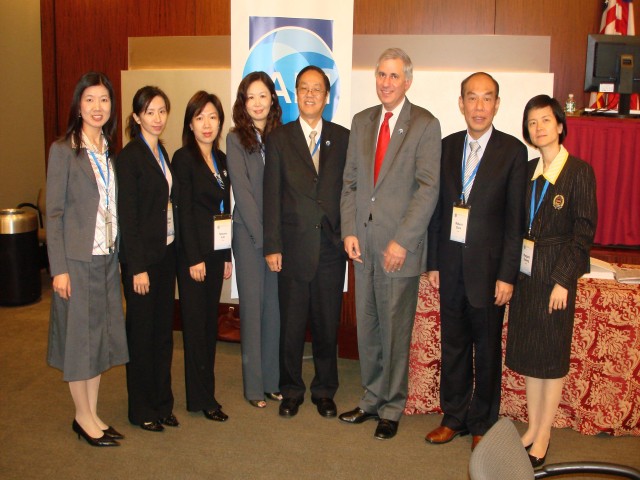 本公司總經理王南華（左五）、副總經理陳聯一（右二）、本公司及財政部與會人員與國際存款保險機構協會（IADI）主席Mr. Martin Gruenberg（右三）於2008 IADI 第七屆國際研討會共同合影。 