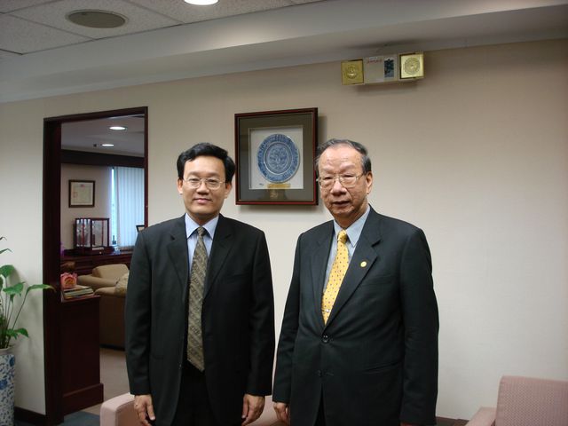 Mr. Nguyen Dinh Luu, Deputy General Director of DIV and Mr. Johnson Chen, President of CDIC （Taiwan）