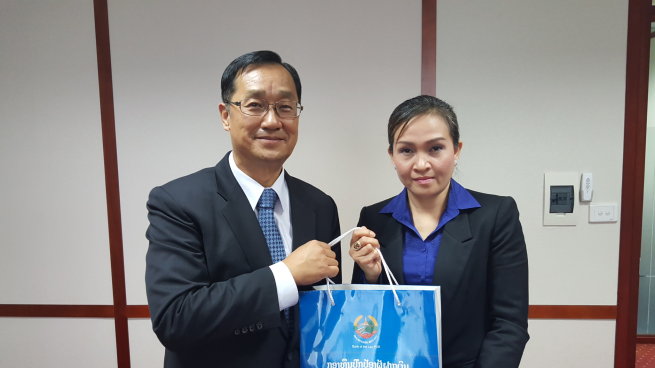 存保公司董事長桂先農（左）與寮國存款保險機構總經理Mrs. Sengdaovy Vongkhamsao （右）於雙邊會議後合影。