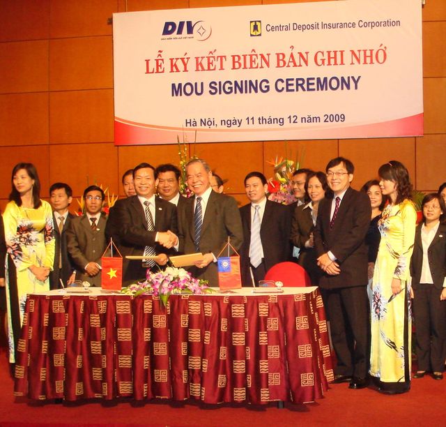 CDIC Chairman Mr. Fred Chen （right of the first row） and DIV Chairman Mr. Mai Minh De （left of the first row） signed the renewal of MOU.