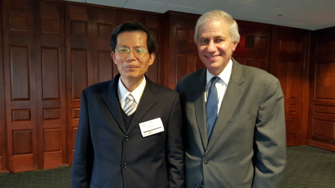Photo of CDIC Executive Vice President William Su （left） and Chairman of Federal Deposit Insurance Corporation （FDIC, U.S.A.） Martin Gruenberg （right）.