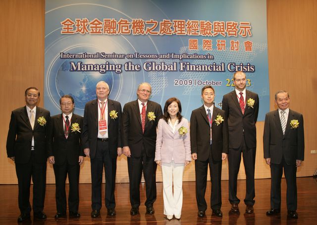 Group photo of all guests （from left to right） Howard N. W. Hwang, President of CDIC, Mr. Mutsuo Hatano, Vice Chairman of IADI and Deputy Governor of DICJ, Mr. Don Inscoe, Secretary General of IADI, Mr. John F. Bovenzi, Partner of Oliver Wyman, Ms. Jih-Chu Lee, Vice Chairperson of FSC, Mr. IIhyock Shim, Senior Economist of Bank for International Settlements, Mr.Karl Reitz, Capital Market Specialist of FDIC and Mr. Fred S.C. Chen ,Chairman of CDIC.