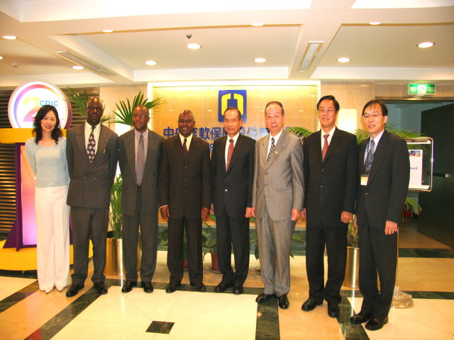 Group Photo （from left to right）: Yvonne Fan, Deputy Director of Int’l Relations & Research Office, CDIC （Taiwan）, Morris Murau, Risk Analysis Officer, DPB （Zimbabwe）, Vusi Vuma, Company Secretary/Legal Counsel, DPB （Zimbabwe）, John M. Chikura, Chief Executive Officer, DPB （Zimbabwe）, Chin-Tsair Tsay, Chairman, CDIC （Taiwan）, Johnson Chen, President, CDIC （Taiwan）, Howard Wang, Executive Vice President, CDIC （Taiwan） and Harrison Hwang, Division Chief of Int’l Relations & Research Office, CDIC （Taiwan）.